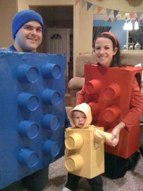 Legos | 32 Disfraces Familiares Para Halloween Que Harán Que Quieras Tener Hijos Costume Halloween Famille, Lego Costume Diy, Lego Halloween Costumes, Lego Costumes, Matching Family Halloween Costumes, Halloween Lego, Diy Fantasia, Costume Family, Lego Costume