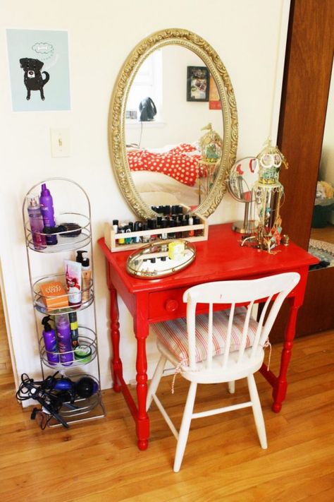 Clever Ways to Use Small Space for Dressing Table Diy Makeup Vanity Table, Diy Dressing Tables, Diy Vanity Table, Corner Makeup Vanity, Dressing Ikea, Easy Diy Makeup, Small Makeup Vanities, Diy Vanity Mirror, Makeup Vanities