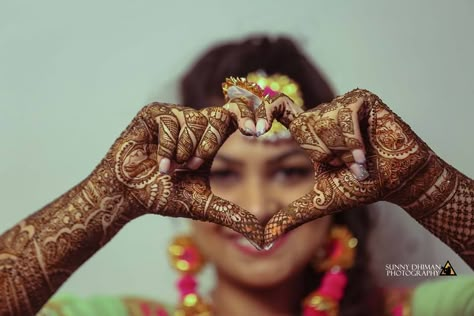 Haldi Girl, Haldi Pic, Mehandi Poses, Mehendi Photography Bridal, Mehndi Poses, Mehendi Photoshoot, Wedding Dulhan Pose, Mehendi Photography, Indian Wedding Pictures