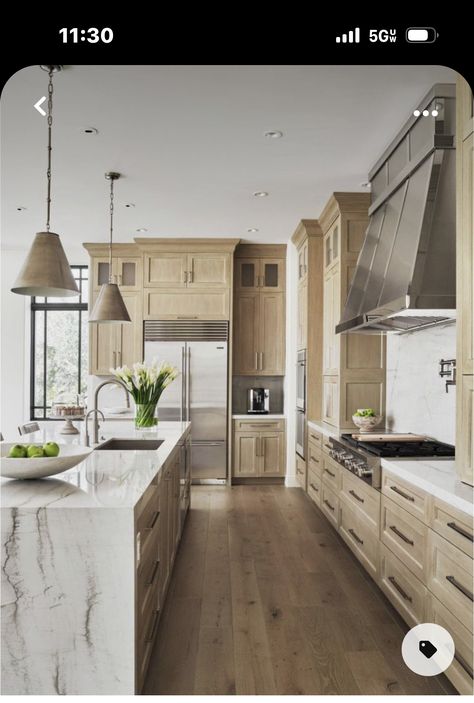 Kitchen With Light Wood Cabinets, Model Dapur, Marble Counters, Light Wood Cabinets, Transitional Decor Living Room, Transitional Decor Kitchen, Transitional Kitchen, Kitchen Inspiration Design, Kitchen Cabinetry