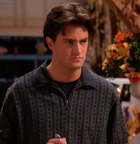 Season 1 Chandler, Chandler Bing Outfits, Lisa Kudrow Friends, Friends Chandler, Rachel Monica Phoebe, Friends Season 1, Chandler Friends, Lisa Kudrow, Friends Scenes