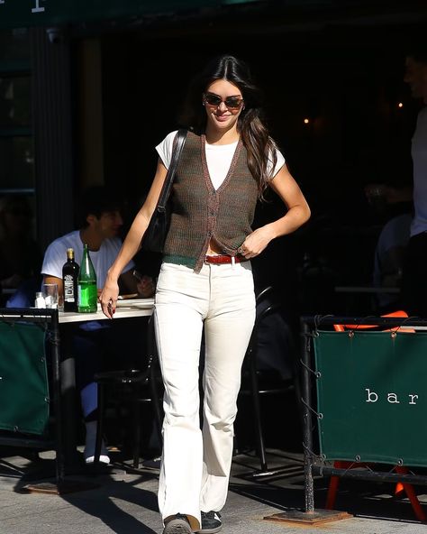 Kendall Jenner Styled White Jeans With A Cozy Knit Vest For Fall Knitted Button Vest Outfit, Outfit In New York, Knitted Vest Outfit, Knit Vest Outfit, Sweater Vest Outfit, Off White Jeans, Vest Outfit, Coastal Grandmother, 2024 Style