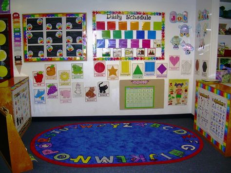 Circle time area Home Preschool Room Setup, Circle Time Area, Preschool Set Up, Preschool Classroom Setup, Daycare Setup, Daycare Facility, Infant Lesson Plans, Kids Day, Preschool Rooms