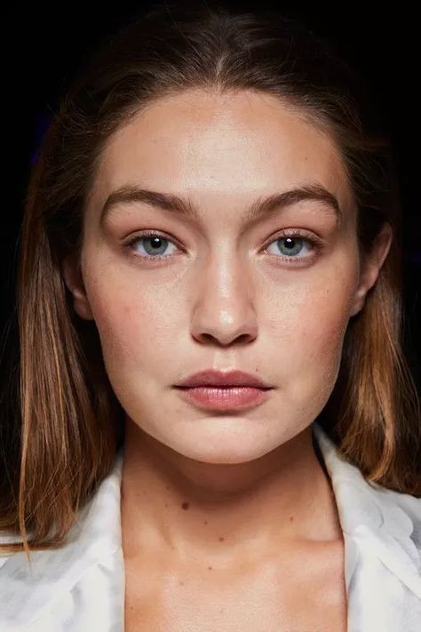 Gigi Hadid Eyes, Gigi Hadid Backstage, Gigi Hadid Beauty, Mascara Hacks, Moss Fashion, Gigi Hadid Looks, 2022 Fashion Show, Gigi Hadid Outfits, Beauty Habits