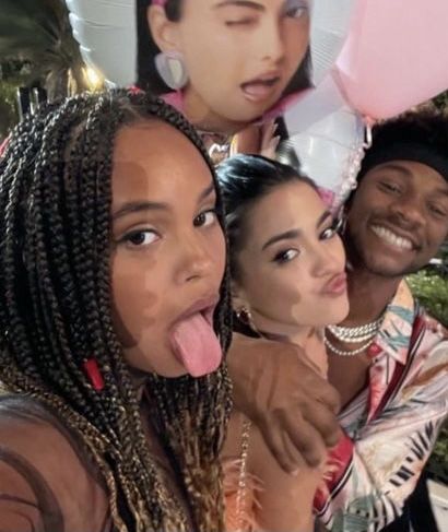 maia reficco, alisha boe, jonathan daviss & camilia mendes face in the back behind the scenes of "do revenge (2022) Do Revenge Cast, Revenge Cast, Hestia Jones, Do Revenge, Jonathan Daviss, Alisha Boe, Go Best Friend, Best Friends Whenever, It Movie Cast