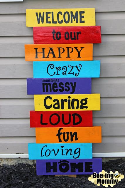 Colorful Pallet Welcome Sign Tutorial - Welcome to our happy, crazy, sometimes messy, caring, loud, fun, loving home Diy Tableau, Porch Diy, Welcome Home Decorations, Welcome Home Signs, Diy Wall Art Decor, Craft Room Decor, Sign Ideas, Diy Crafts Hacks, Diy Crafts For Home Decor