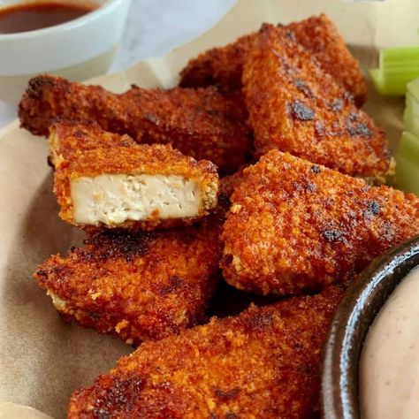 Stuffed Tofu Recipe, Tofu Appetizers, Tofu Wings, Sriracha Tofu, Maple Sriracha, Tofu Recipes Healthy, Tofu Marinade, Vegan Meat, Vegan Tofu