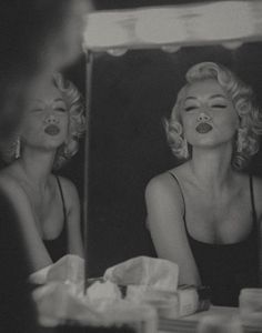 Old Hollywood Aesthetic Black And White, Marlon Monroe Aesthetic, Marilyn Monroe Dark Aesthetic, Marylin Monroe Photoshoots, Marilyn Monroe Aesthetic Icons, Marilyn Monroe Photoshoot Ideas, Marlyne Monro Aesthetics, Marylyn Monroe Aesthetic, Old Vibes Aesthetic