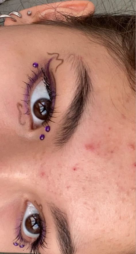 Beads Makeup Look, Face Beads Makeup, Bead Makeup Looks, Beads Eye Makeup, Eye Beads Makeup, Purple Eyeliner Aesthetic, Makeup With Beads, Euphoria Eyeliner, Purple Eyeliner Looks