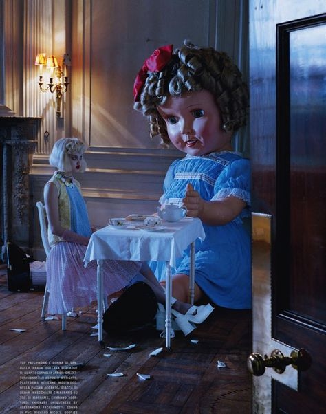 Giant doll is terrifying Ray Caesar, Tim Walker Photography, Vogue Photography, Lindsey Wixson, Mode Editorials, Magazine Vogue, Ellen Von Unwerth, Tim Walker, Creepy Dolls