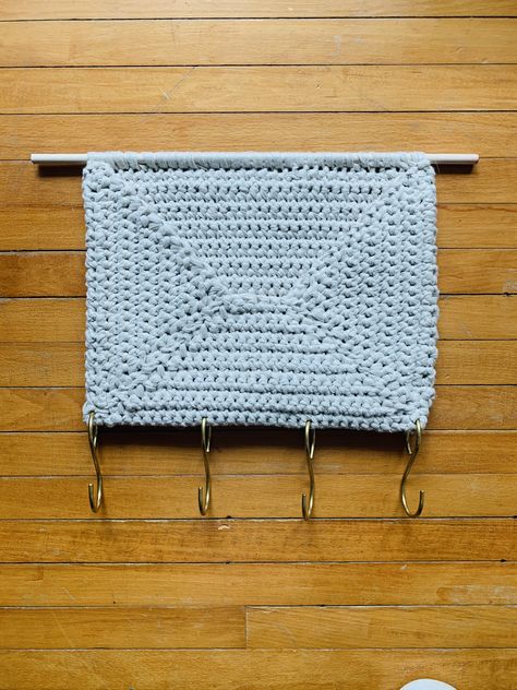 Free Crochet Pattern // Wall Pocket Organizer - Fresh Knack Crochet Mail Holder, Crochet Wall Pocket, Diy Crochet Wall Hanging, Wall Pocket Organizer, Wall Hanging Organizer, Crochet Wall Hanging, Crochet Organizer, Dishcloth Crochet Pattern, Quick Crochet Patterns