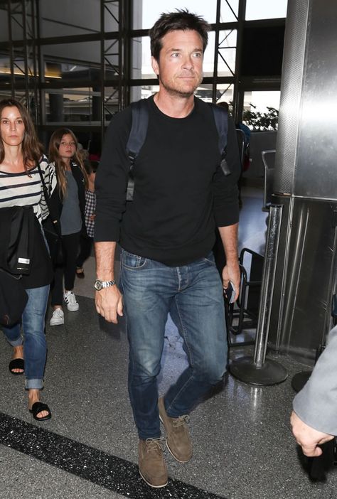 The Best Dressed Men Of The Week: Jason Bateman at LAX Airport. #bestdressedmen #jasonbateman Older Mens Casual Outfits, Celebrity Men Street Style, Mens Casual Outfits Fall Over 50, Men’s Casual Fashion Over 40, Celebrity Men Fashion, Mens Fashion Over 60 For Men, Husband Style Mens Fashion, Men Style Over 50 Mens Fashion, Older Mens Clothing Styles