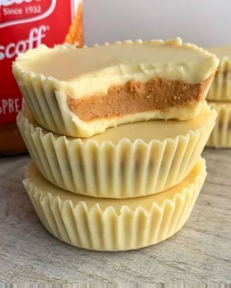 Sweettaholic on Instagram: "3-INGREDIENT WHITE CHOCOLATE BISCOFF CUPS 😍 Omg 🤤 You guys know how obsessed I am with Biscoff spread and white chocolate! 🙌 These cups are like white chocolate Reese’s, but with a biscoff filling instead of peanut butter and they’re just an absolute dream 🤌 Sound on for full instructions 🔉 Swipe for the slicing 👉 All you need is: 300g white chocolate, melted 120g biscoff spread 30g icing sugar, sifted Makes 6 cups LIKE - SAVE - SHARE👇 ❤️Tag Your Friend ❤️ ➖➖➖ Biscoff Cups, Biscoff Desserts, Biscoff Filling, Fitwaffle Kitchen, Biscoff Recipes, Veg Snacks, Biscoff Cookie Butter, Biscoff Spread, Buttercream Cupcakes