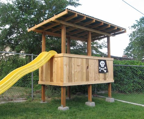 This is a relatively simple, elevated backyard fort I built for my kids. I have a very small yard with no trees whatsoever. But you don't need a tree,... Outdoor Forts, Backyard Fort, Kids Forts, Backyard Ideas For Small Yards, Tree Fort, Tree House Diy, Tree House Kids, Diy Playground, Backyard Playground