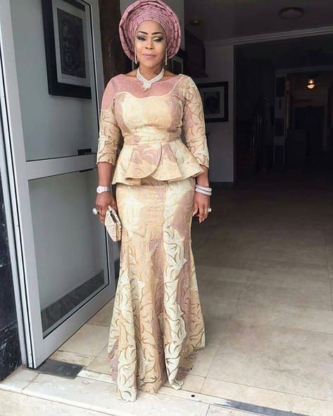 Lace Skirt And Blouse, Nigerian Lace Styles, African Lace Styles, Queen Dresses, African Fashion Skirts, Lace Gown Styles, African Dresses Modern, Lace Dress Styles, African Lace Dresses