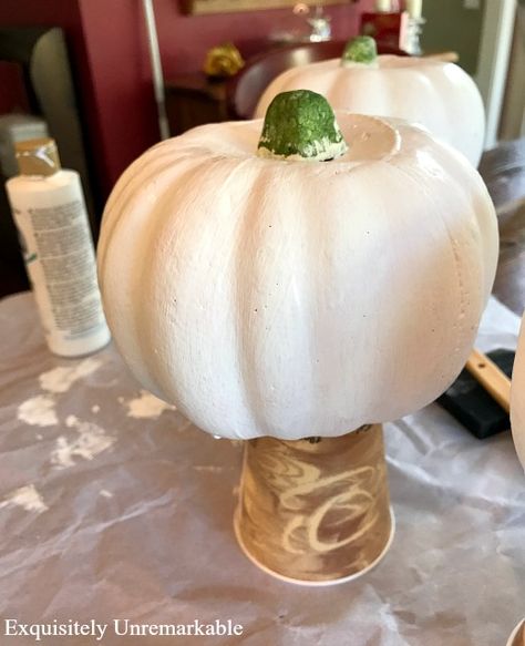 How to makeover a dollar store pumpkin with white paint and glitter glue. Dollar Store Pumpkin, White Pumpkin Decor, Pumpkin Painted, Painting Styrofoam, Elegant Pumpkins, Dollar Tree Pumpkins, Fake Pumpkins, Foam Pumpkins, Glitter Pumpkins