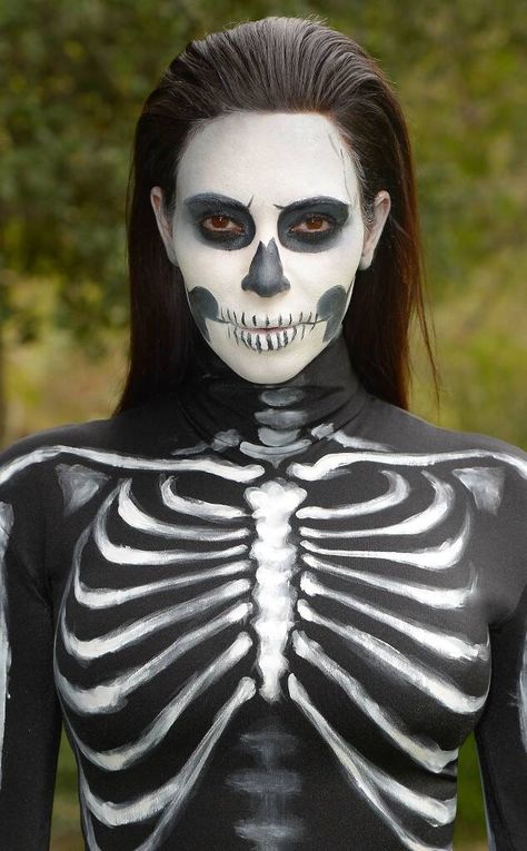 Celeb Skeleton Makeup—Here’s How to Do It! - E! Online Easy Skeleton Makeup, Pumpkin Painting Ideas Halloween, Skeleton Makeup Tutorial, Halloween Pauroso, Halloween Skeleton Makeup, Painting Ideas Halloween, Halloweenský Makeup, Halloween Make-up Looks, Kostuum Halloween