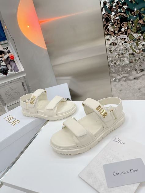 Christian Dior Shoes, Dior 2021, Dior Sandals, Christian Dior Fashion, Sandals Outfit, Fashion Slippers, Dior Fashion, Gucci Men Shoes, White Sandals