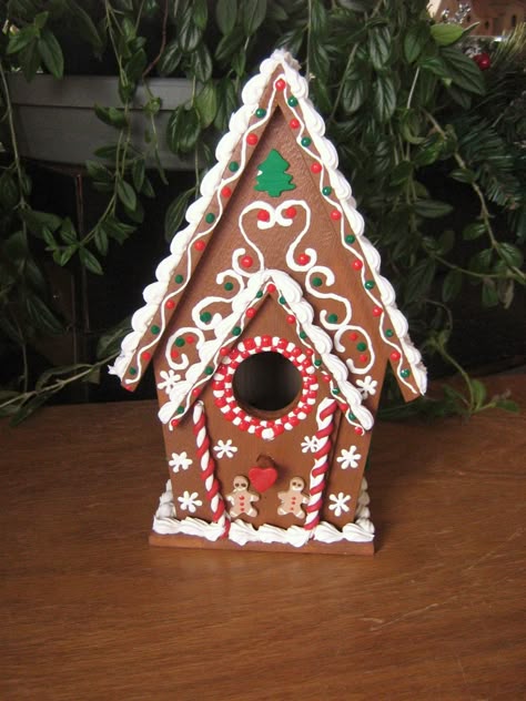 gingerbread house/bird house Birdhouse Gingerbread House Diy, Gingerbread Bird House Ideas, Birdhouse Painting Ideas Christmas, Bird House Christmas Village, Clay Bird House Ideas, Gingerbread House Birdhouse, Christmas Birdhouses Ideas Diy, Bird House Gingerbread Houses, Christmas Bird Houses Ideas Diy