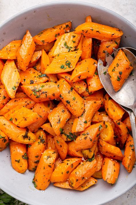 How to make easy and delicious roasted carrots with a little oil, salt, pepper and fresh herbs. This is such a healthy and tasty way to prepare carrots! #roastedvegetables #carrots #roastedcarrots #eatingbirdfood #easyrecipe #sidedish Pan Carrots, Easy Roasted Carrots, Healthy Sheet Pan Dinners, No Bake Energy Balls, Garlic Ginger Chicken, Healthy Sheet Pan, Vegan Thanksgiving Dinner, No Bake Energy, Chorizo And Eggs