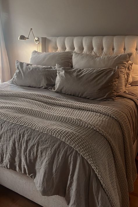 Aesthetic Grey Bedding, Grey Bed Frame Comforter Ideas, Gray Bedsheets Ideas, Light Grey Bed Sheets, Grey Duvet Cover Bedroom Ideas, Grey Bedsheets Aesthetic, Grey Comforter Bedroom Ideas, Gray Bedding Ideas, Grey Bedding Decor