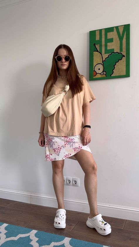 Sharing my outfits: Round glasses, beige oversized t-shirt, floral mini skirt, Crocs Bae Clog, jewelry, crossbody bag #ootd #ootdfashion #outfits #outfitideas #lookoftheday #streetstyle #style #stylish #styleblogger #styleideas #fashion Brown Crocs Outfit, Crocs Bae Clog, Crocs Fashion Street Styles, Crocs Styling, Crocs Bae, Bae Clog, Brown Crocs, Crocs Outfit, Clogs Outfit