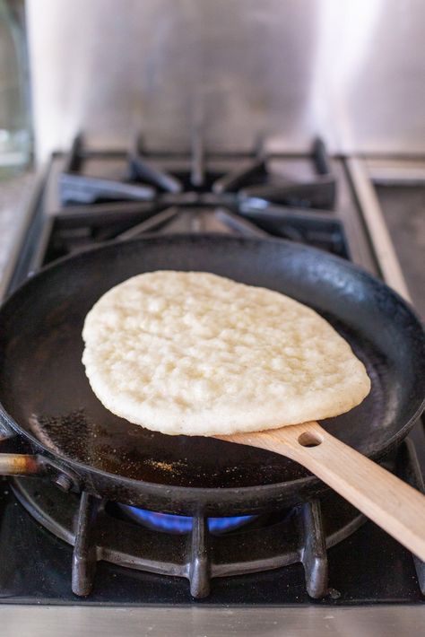 You can make this Gluten-Free Flatbread Recipe quickly with just seven ingredients! This recipe works well as a replacement for gluten-free naan bread, gluten-free pita bread, or any other kind of flatbread. Only 7 ingredients and Top 8 allergen-friendly. Sourdough Flatbread Recipe, Gluten Free Flatbread Recipe, Gluten Free Naan Bread, Gluten Free Pita Bread, Pide Bread, Gluten Free Naan, Yeast Dough Recipe, Gluten Free Pita, Gluten Free Flatbread