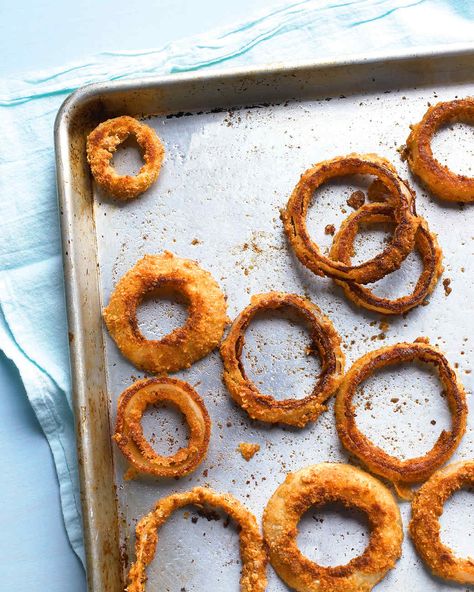 Cornflakes and a hot sheet pan are the secrets to the crispiness of these onion rings. Air Fryer Onion Rings, Baked Onion Rings, Baked Onion, Onion Rings Recipe, Baked Onions, Onion Recipes, Sweet Onion, Fried Food, Onion Rings