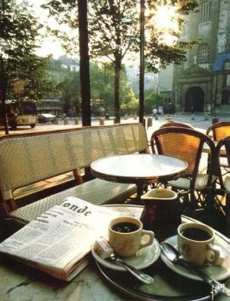 koffie op een terrasje in Parijs met.... Les Deux Magots, Coffee In Paris, Cups Of Coffee, French Cafe, Olivia Palermo, Coffee Cafe, Coffee Love, Saint Germain, Cafe Bar