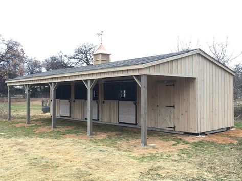 A portable barn is a great option for sheltering your horse. Before you buy, consider these factors to help you choose the right one! Mini Horse Barn, Simple Horse Barns, Dream Barn Stables, Small Horse Barn, Small Horse Barns, Horse Barn Designs, Horse Shelter, Dream Horse Barns, Horse Barn Plans