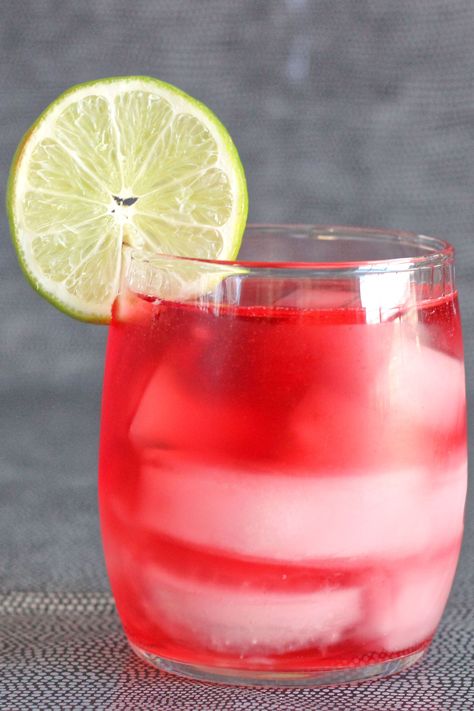 The Vodka Cranberry drink is one of the most refreshing drink recipes. Along with vodka and cranberry juice, it features lime and orange juice for a taste that's wonderfully tart and sweet. Vodka Cranberry Drinks Recipes, Cocktail Recipes Vodka, Party Cocktail Recipes, Vodka Cran, Vodka Cranberry Cocktail, Cranberry Cocktail Recipe, Drinks With Cranberry Juice, Cranberry Juice And Vodka, Cocktails Vodka