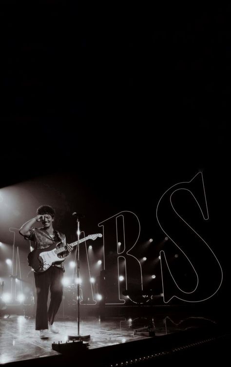 wallpaper Bruno Mars Bruno Mars Homescreen, Broun Mars Wallpaper, Bruno Mars Playlist Cover, Bruno Mars Lockscreen, Bruno Mars Concert Aesthetic, Bruno Mars Posters For Room, Bruno Mars Black And White, Bruno Mars Posters, Bruno Mars Wallpaper Aesthetic