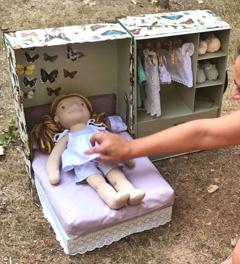 Shoe box doll house Craft Box Ideas, Dolls Bed, Travel Dollhouse, Cardboard Dollhouse, Cheap Blinds, Doll Closet, Diy Blinds, Doll Case, Dollhouse Projects