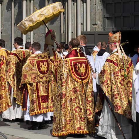 Pictured here is a beautiful set of vestments we handmade in our Gold, Red, & White 'Comper Strawberry' a few years ago. They feature embroideries on the cope, humeral veil, and chasubles. Photo credit: Ivan Vu / Trondheim diocese. Traditional Catholicism, Cult Of Personality, Gold And Red, Trondheim, Red High, Easter Sunday, Catholic Faith, Modern Fashion, Photo Credit