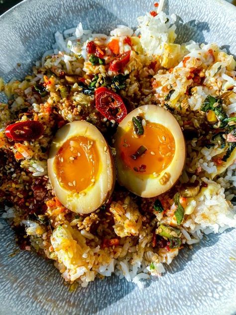 Mayak Eggs (Korean Marinated Eggs) - Farah J. Eats Korean Marinated Eggs, Mayak Eggs, Korean Banchan, Marinated Eggs, Soy Sauce Eggs, Gluten Free Chili, Soft Boiled Eggs, Eggs Recipe, Veggie Stir Fry