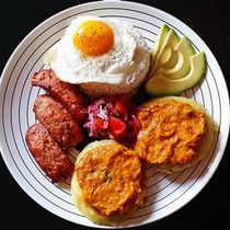 El yapingacho es una tortilla de papas rellena de queso tipica de la cocina ecuatoriana. Podemos también preparar un plato compuesto por estas tortillas y acompanado por una salsa de mani, arroz, huevo frito, salchichas, salsa de cebolla y aguacates, el cual lleva el mismo nombre: Yapingacho. Ecuadorian Breakfast, Ecuadorian Recipes, Ecuadorian Food, Food Yummy, Food To Go, Kitchen Recipes, Travel Book, Ecuador, South America