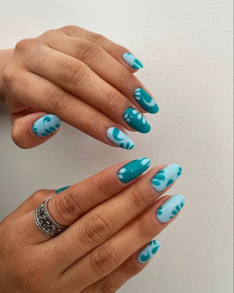 turquoise & teal nail art inpso Magenta And Teal Nails, Teal Jelly Nails, Teal Vacation Nails, Edgy Blue Nails, Turquoise Nails With Design, Blue And Turquoise Nails, Blue And Teal Nails, White And Teal Nails, Punta Cana Nails