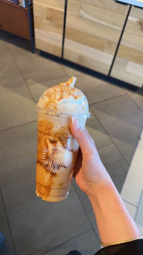 Starbucks aesthetic picture venti Trenta caramel whipped cream crunch Caramel Ribbon Crunch Frappuccino, Caramel Ribbon Crunch, Starbucks Caramel Frappuccino, Caramel Cappuccino, Iced Starbucks Drinks, Caramel Frappuccino, Fun Summer Drinks, Starbucks Caramel, Starbucks Coffee Drinks