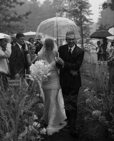 Rain Wedding Photos, Bohemian Wedding Photography, Mood Board For Wedding, Rain On Wedding Day, Aesthetic Rainy Day, Wedding Ideas Aesthetic, Haiku Mill Wedding, Rainy Wedding Photos, Outdoor Wedding Pictures