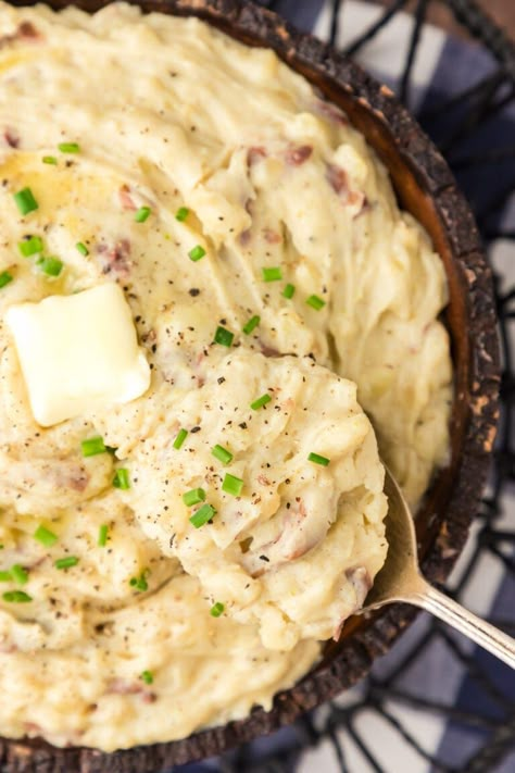 A staple garlic mashed potatoes recipe is a must, not only for the holidays but year-round. These easy, creamy potatoes are packed with roasted garlic, sour cream, heavy cream, and butter for ultimate richness. Mashed Potatoes Heavy Cream, Best Garlic Mashed Potatoes, Ranch Mashed Potatoes, Garlic Herb Mashed Potatoes, Garlic Potatoes Recipe, Sour Cream Mashed Potatoes, Mashed Potatoes Thanksgiving, Garlic Mash, Creamy Garlic Mashed Potatoes