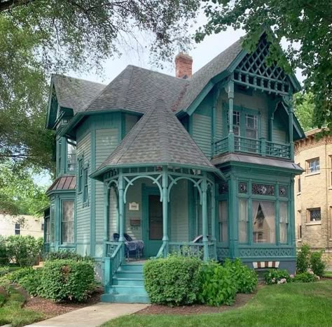 Victorian Homes Exterior, Pretty Homes, Old Victorian Homes, Victorian Style House, Victorian Style Homes, Victorian Architecture, Victorian Houses, Cute House, Sims House