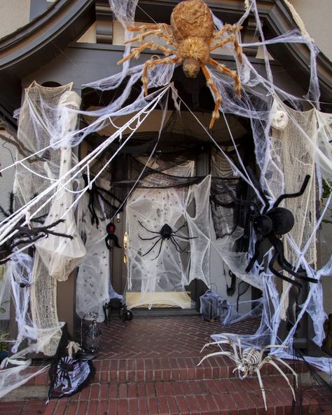 Diy Spooky Decor Front Porch, Spider Theme Halloween Decorations Outside, Giant Spider Halloween Decorations, Spider Web House Decoration, Skeletons And Spiders On House, Scary Porch Decorations, Halloween Spider Display, Spider Web On House Halloween, Halloween Front Porch Spider Webs