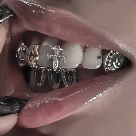 Teeth Gems, Pretty Teeth, Grillz Teeth, Diamond Teeth, Grills Teeth, Tooth Gems, Tooth Gem, Teeth Jewelry, Foto Poses