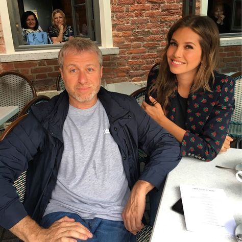 Dasha Zhukova Roman Abramovich on Instagram: “MamaPapa in the building! 1st chapter of New Holland: mission completed #newhollandisland…” Dasha Zhukova, Roman Abramovich, Magazine Editor, Designer Art, Rich People, M R, Man Style, My Type, Style Icon