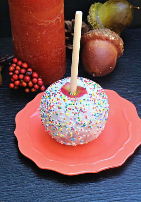 White Chocolate Covered Apples with Sprinkles Caramel Candy Apples, Gourmet Candy Apples, Covered Apples, Candy Apple Recipe, Apple Nachos, Chocolate Covered Apples, White Chocolate Covered, Thanksgiving Potluck, Chocolate Cocktails