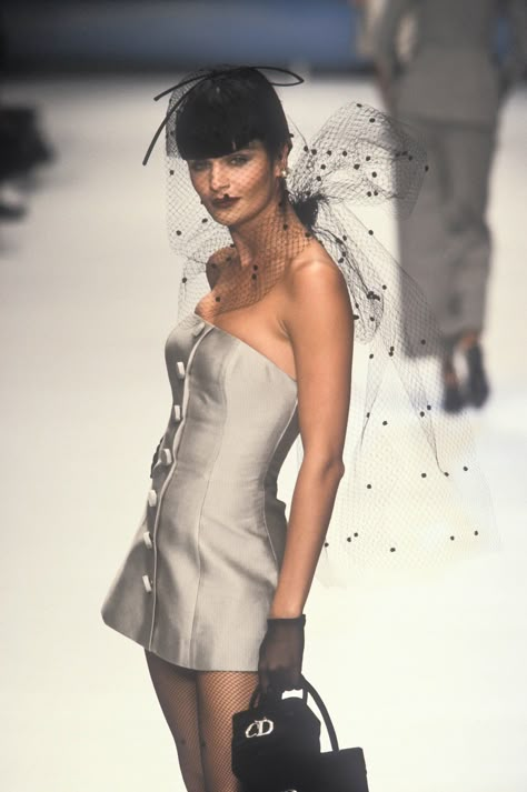 Christian Dior Runway, Dior Ready To Wear, 90s Runway Fashion, Vintage Runway, Dior Dress, Helena Christensen, Modern Vintage Fashion, Elsa Peretti, Vintage Couture