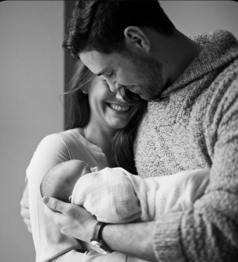 Photo Bb, Newborn Family Pictures, Mother Baby Photography, Try Not To Laugh Challenge, Foto Newborn, Baby Fotografie, Newborn Family Photography, Newborn Family Photos, Baby Pictures Newborn