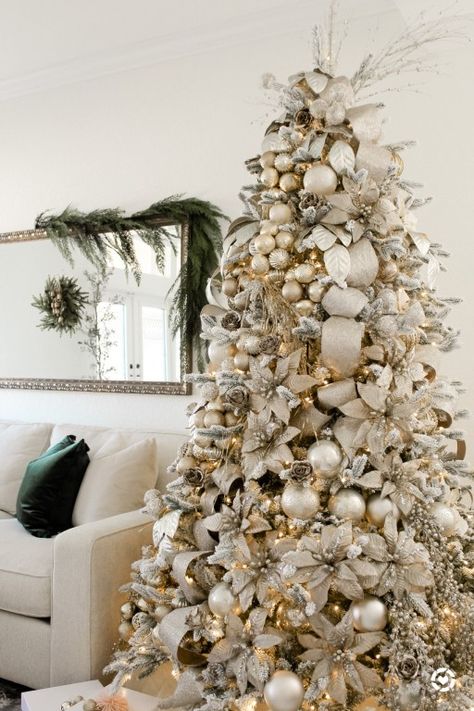 Holiday Decorating Ideas Christmas, Glamorous Christmas Tree, Champagne Christmas Tree, Luxury Christmas Decor, Holiday Decorating Ideas, Decorating Ideas Christmas, Green Velvet Ribbon, White Christmas Tree Decorations, Christmas Tree Decor Ideas