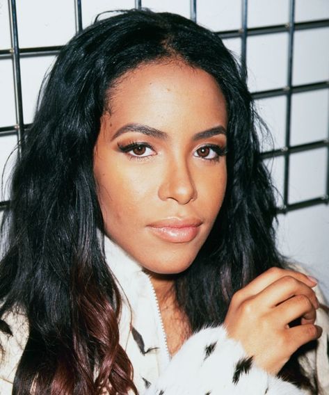 We'll never forget Baby Girl. Aaliyah Makeup, Aaliyah Hairstyles, Hair Color For Morena, American Stafford, Aaliyah Hair, Aaliyah Style, Aaliyah Haughton, 90s Hairstyles, Athletic Hairstyles