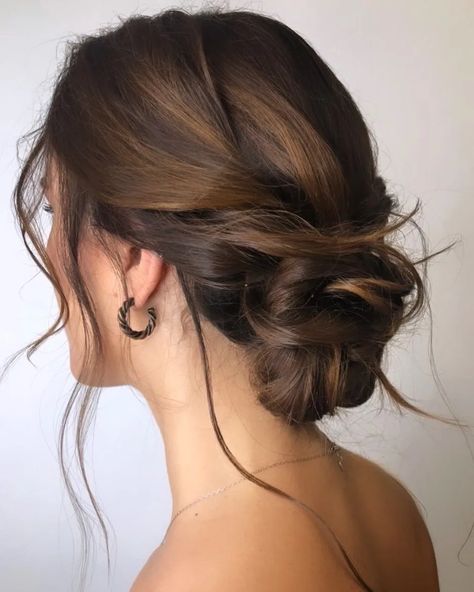 Wedding Hairstyles Moh, 2023 Bridesmaid Updo, Bridemates Hairstyles, Middle Part Bridesmaid Hair Up Dos, Simple Updo Bride, Low Updo Bridesmaid Hair, Loose Updo Bridesmaid, Bridesmaid Hair Midlength, Bridesmates Hairstyles